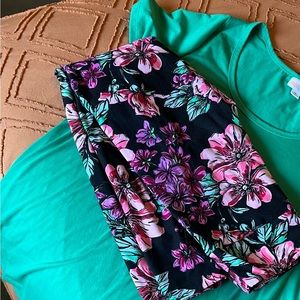 LulaRoe one size leggings and medium green tee